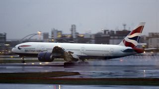 İngiltere'nin başkenti Londra'daki Heathrow Havaalanı'nda British Airways'e ait bir yolcu uçağı