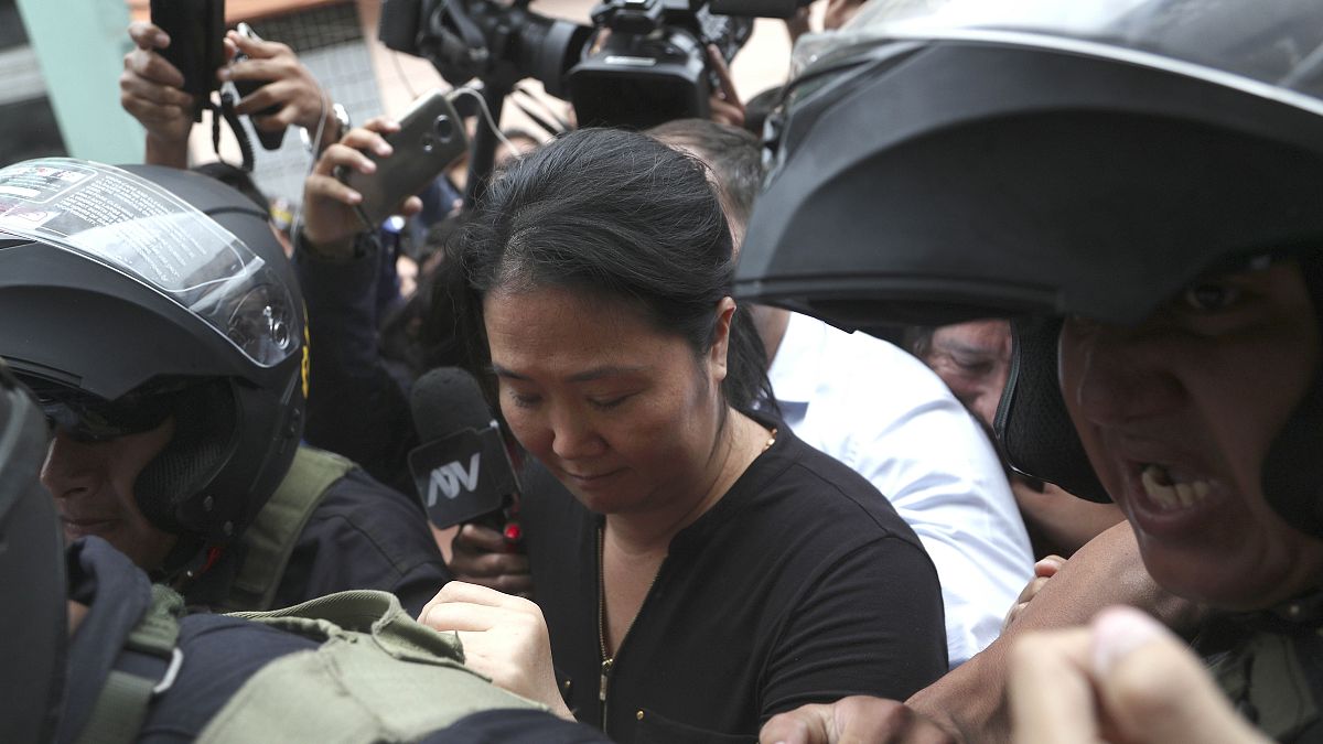 Keiko Fujimori, líder de Fuerza Popular, escoltada por la policía