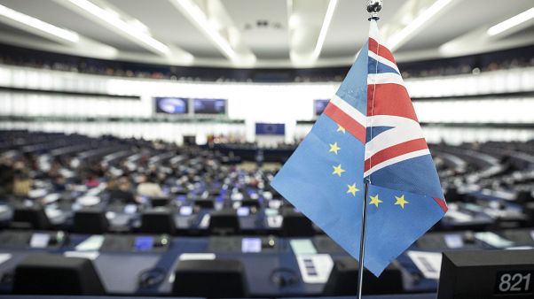 Флаги Великобритании и ЕС в Европарламенте. Флаги Великобритании и ЕС в Европарламенте.