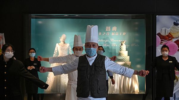 Dans l'hôtel Marco Polo de Wuhan, des exercices pour tenir le virus à distance Dans l'hôtel Marco Polo de Wuhan, des exercices pour tenir le virus à distance