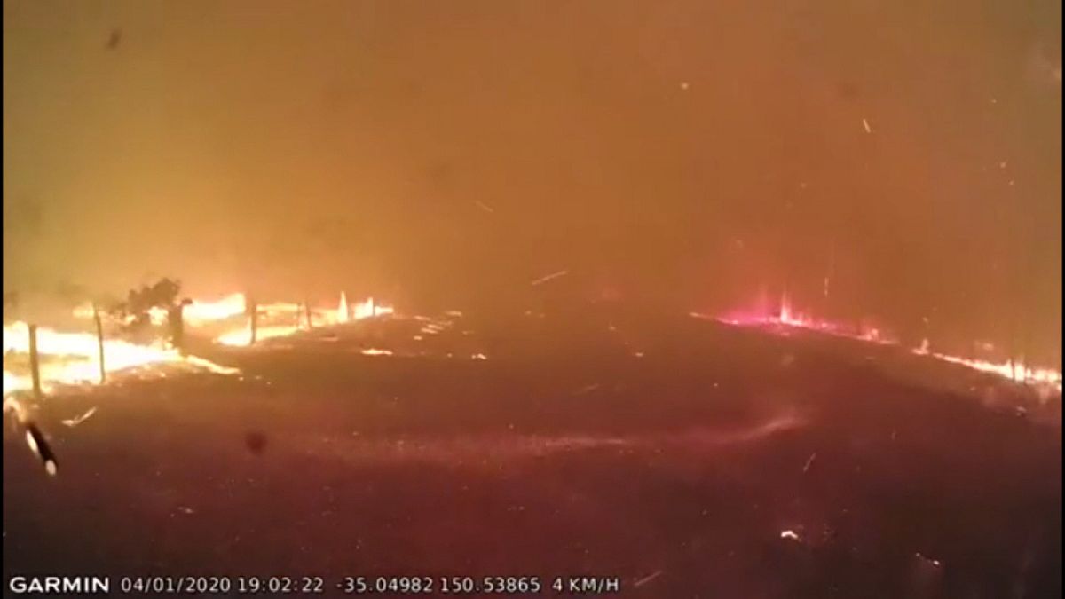 Avustralyalı itfaiyecilerden yangınların ne kadar hızlı yayıldığını gösteren video