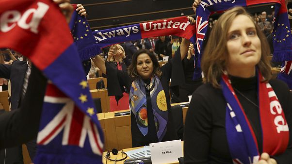 Сквозь слёзы: Европарламент одобрил сделку по "брекситу" Сквозь слёзы: Европарламент одобрил сделку по "брекситу"