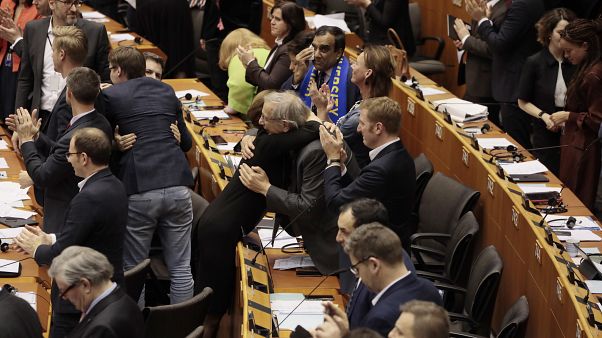 De lágrimas nos olhos, eurodeputados votam "sim" à saída do Reino Unido da UE De lágrimas nos olhos, eurodeputados votam "sim" à saída do Reino Unido da UE
