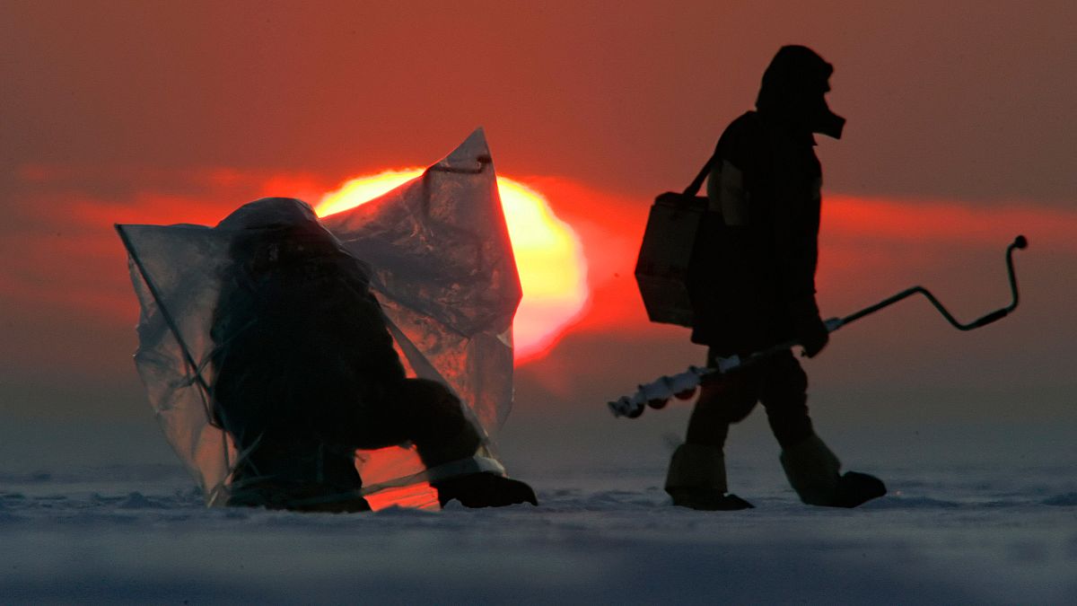  Buz kütlesi üzerinde balık avlayan Rus balıkçılar 