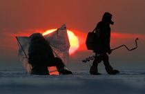  Buz kütlesi üzerinde balık avlayan Rus balıkçılar 