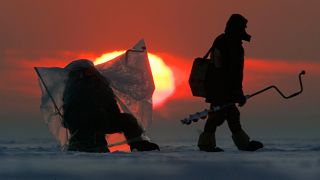  Buz kütlesi üzerinde balık avlayan Rus balıkçılar