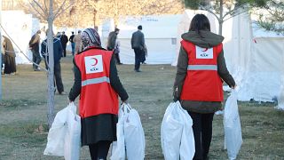 Türk Kızılay Elazığ'da yaşanan depremin ardından yardım götürüyor