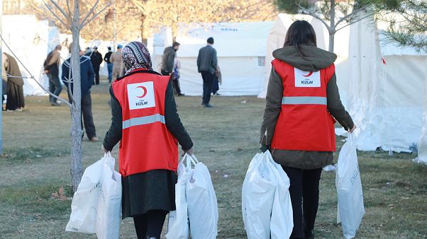 Türk Kızılay Elazığ'da yaşanan depremin ardından yardım götürüyor Türk Kızılay Elazığ'da yaşanan depremin ardından yardım götürüyor