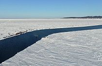 Hunderte Fischer trieben auf der Eisplatte weg von der Insel