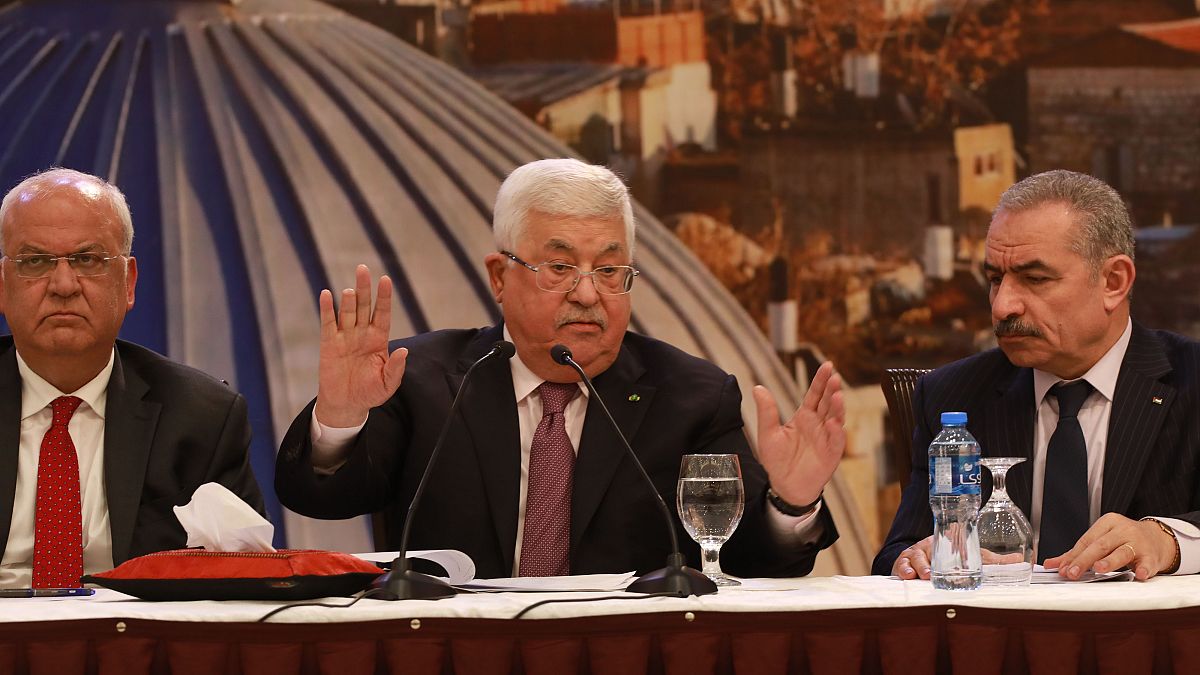 Filistin Devlet Başkanı Mahmud Abbas (ortada)