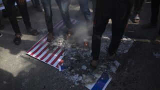 المتظاهرون الفلسطينيون يحرقون أعلاما إسرائيلية وأميركية أثناء الاحتجاج على خطة السلام الأمريكية في الشرق الأوسط في مدينة غزة / 28 يناير 2020