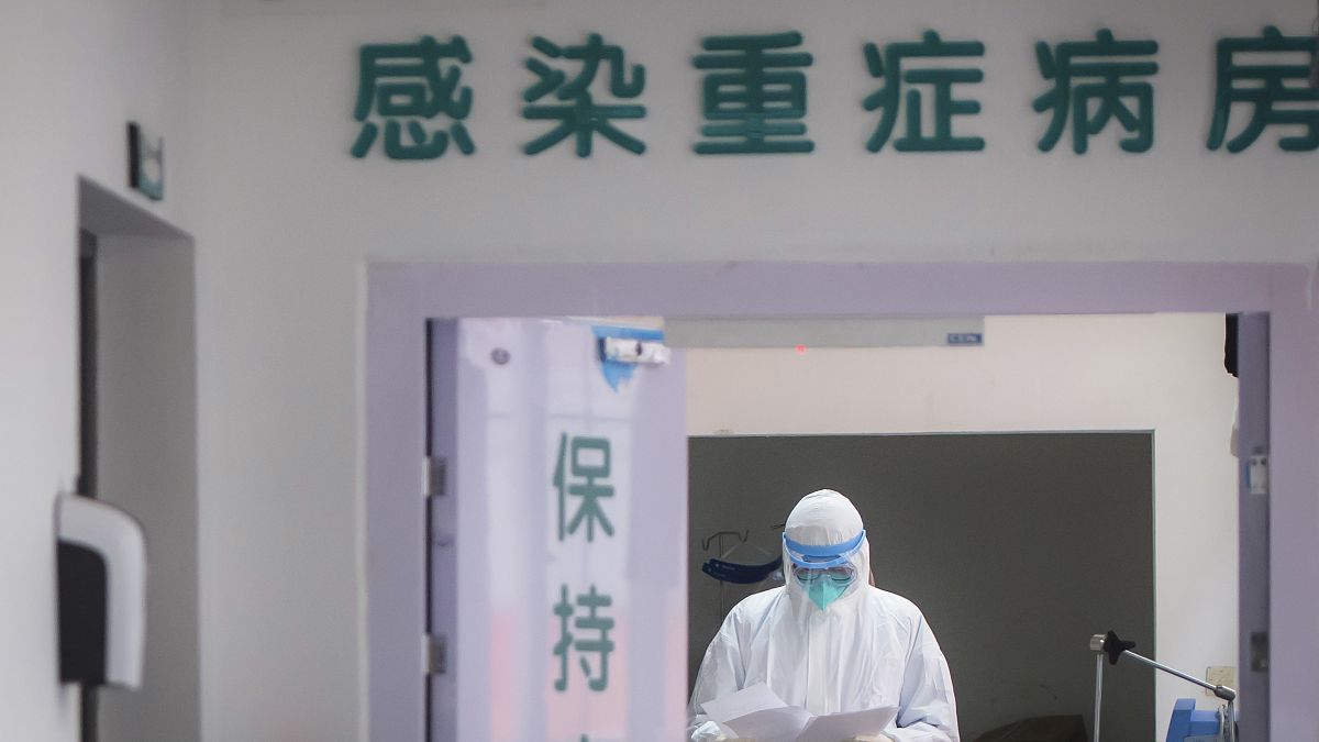أحد أعضاء طاقم طبي صيني في مستشفى من مدينة ووهان 
