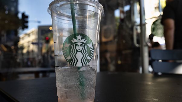 Starbucks koronavirüs nedeniyle Çin'deki 2 binden fazla şubesinde kepenk kapatıyor Starbucks koronavirüs nedeniyle Çin'deki 2 binden fazla şubesinde kepenk kapatıyor