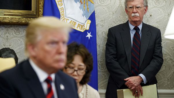 الرئيس الأميركي دونالد ترامب ومستشار الأمن القومي سابقاً جون بولتون خلال زيارة إلى كوريا الجنوبية في 2018 الرئيس الأميركي دونالد ترامب ومستشار الأمن القومي سابقاً جون بولتون خلال زيارة إلى كوريا الجنوبية في 2018