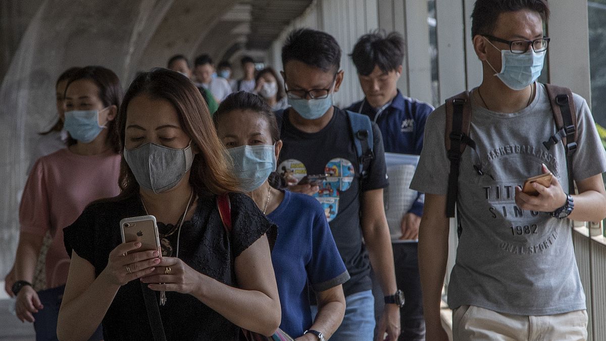 Tayland'da koronavirüse karşı maske takan insanlar