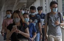 Tayland'da koronavirüse karşı maske takan insanlar