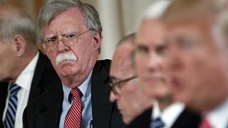 eyaz Saray eski Ulusal Güvenlik Danışmanı John Bolton, Başkan Trump'ı dinlerken
