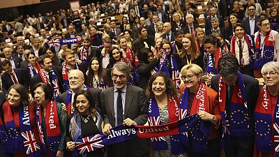 Brexit: gli eurodeputati cantano per dare l'addio ai colleghi britannici
