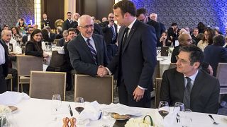  الرئيس الفرنسي إيمانويل ماكرون يهنّئ المؤرّخ التركي تانير أكشام