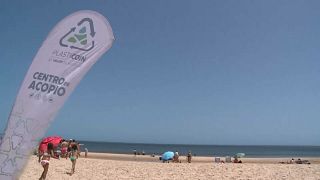 La revolución del "plasticoin", la moneda que limpia playas en Uruguay