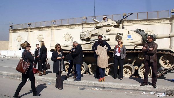 قوات أمنية وصحافيون أمام سجن طرة جنوبي القاهرة - 2014 قوات أمنية وصحافيون أمام سجن طرة جنوبي القاهرة - 2014
