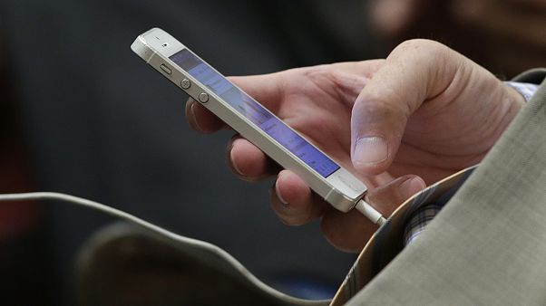 Akıllı telefonlara tek tip sarj girişi çağrısı Akıllı telefonlara tek tip sarj girişi çağrısı