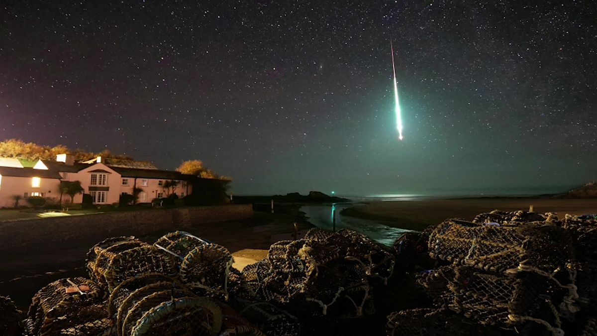 Fotoğrafçı Chris Small atmosfere giren bir gök taşını görüntüledi