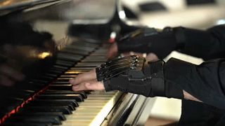 Unos guantes biónicos devuelven la magia a las manos del pianista brasileño Joao Carlos Martins