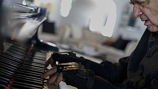 "Magische Handschuhe": Pianist spielt wieder