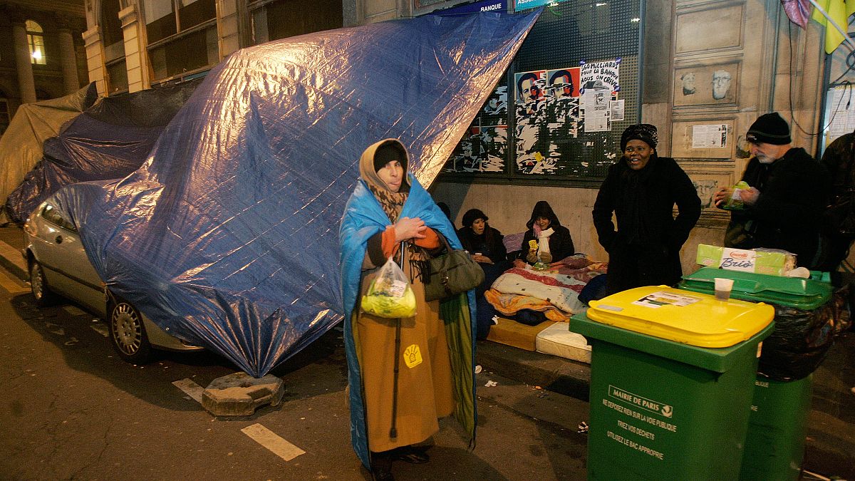 أشخاص بلا مأوى يتجمعون تحت خيمة مؤقتة في وسط باريس، الثلاثاء 16 ديسمبر 2008