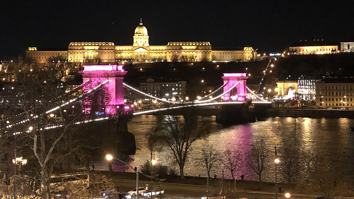 Rózsaszín fények éjszakája Budapesten