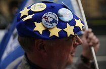 متظاهر مناهض لخروج بريطانيا من الاتحاد الأوروبي يرتدي قبعة عليها شارات علم أوروبي أثناء مظاهرة في لندن