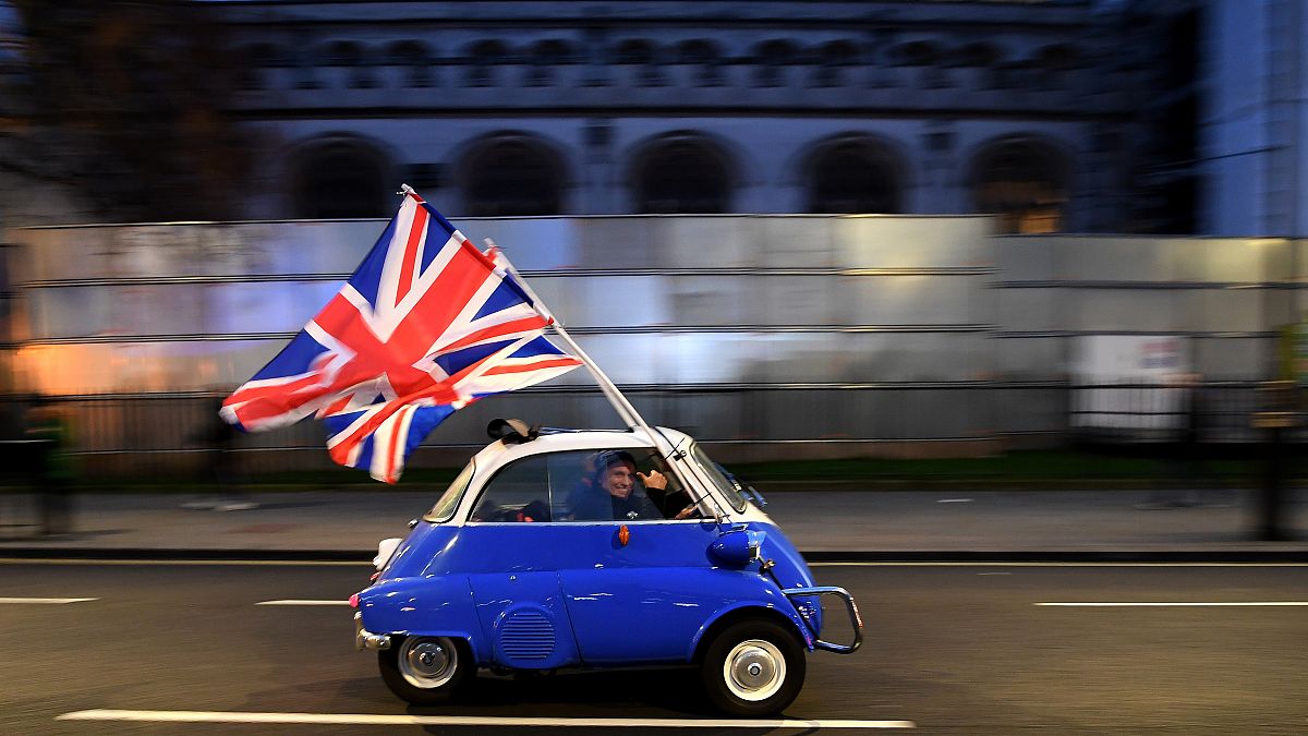Brexit: Londra ammaina la bandiera europea