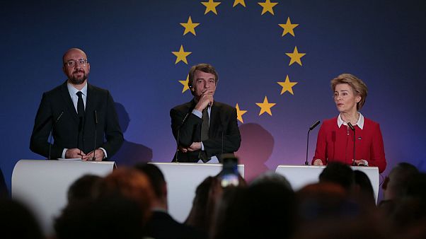 AB Konseyi Başkanı Charles Michel, AB Komisyonu Başkanı Ursula von der Leyen ve Avrupa Parlamentosu Başkanı David Sassoli AB Konseyi Başkanı Charles Michel, AB Komisyonu Başkanı Ursula von der Leyen ve Avrupa Parlamentosu Başkanı David Sassoli