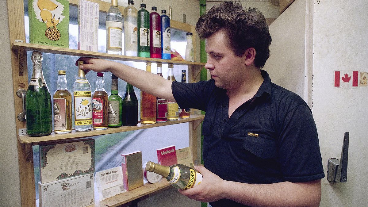 مردی در یک فروشگاه ودکا در مسکو در سال ۱۹۹۲