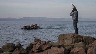 اليونان تسعى لبناء جدار عائم لمنع المهاجرين من دخول جزرها