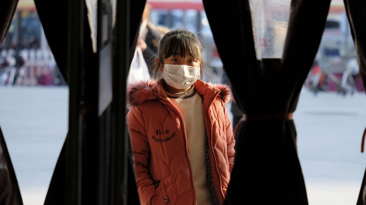 دختربچه چینی در شهر ووهان مرکز شیوع ویروس کرونا