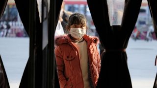 دختربچه چینی در شهر ووهان مرکز شیوع ویروس کرونا
