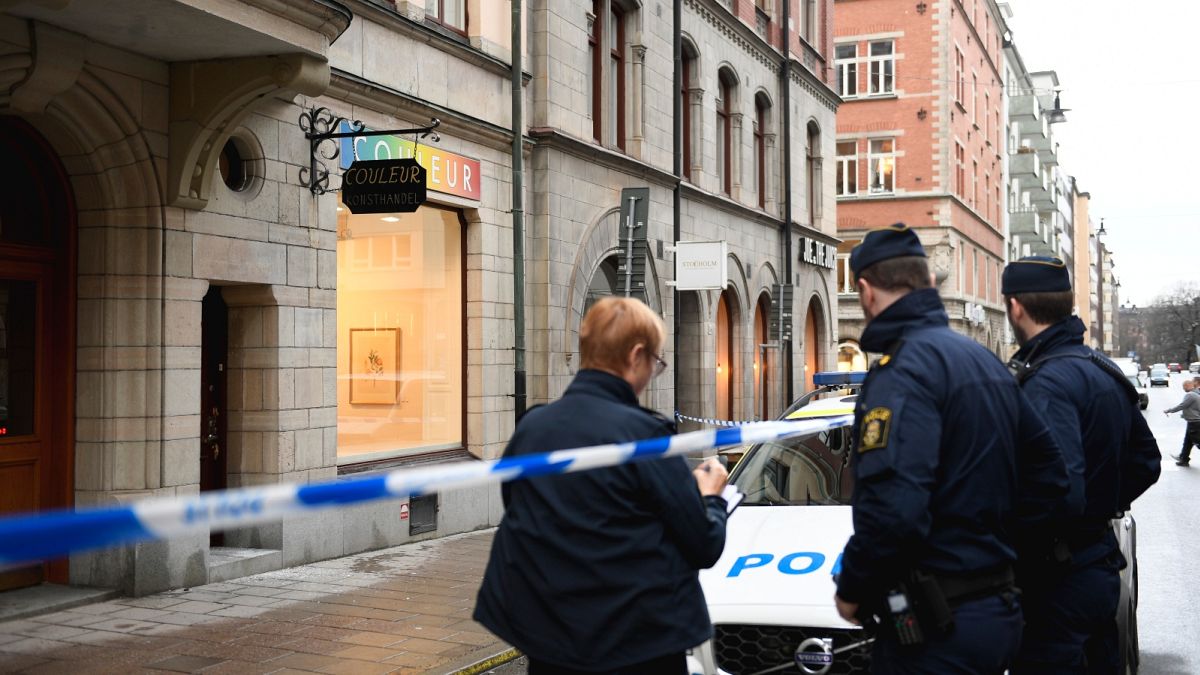 Rendőrségi helyszínelés a kifosztott stockholmi galéria előtt