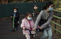 Mindenki maszkot visel Hongkong utcáin a koronavírus ellen