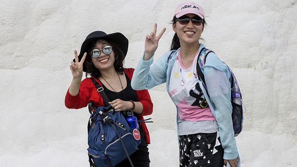 Pamukkale'yi ziyaret eden Çinli turistler Pamukkale'yi ziyaret eden Çinli turistler