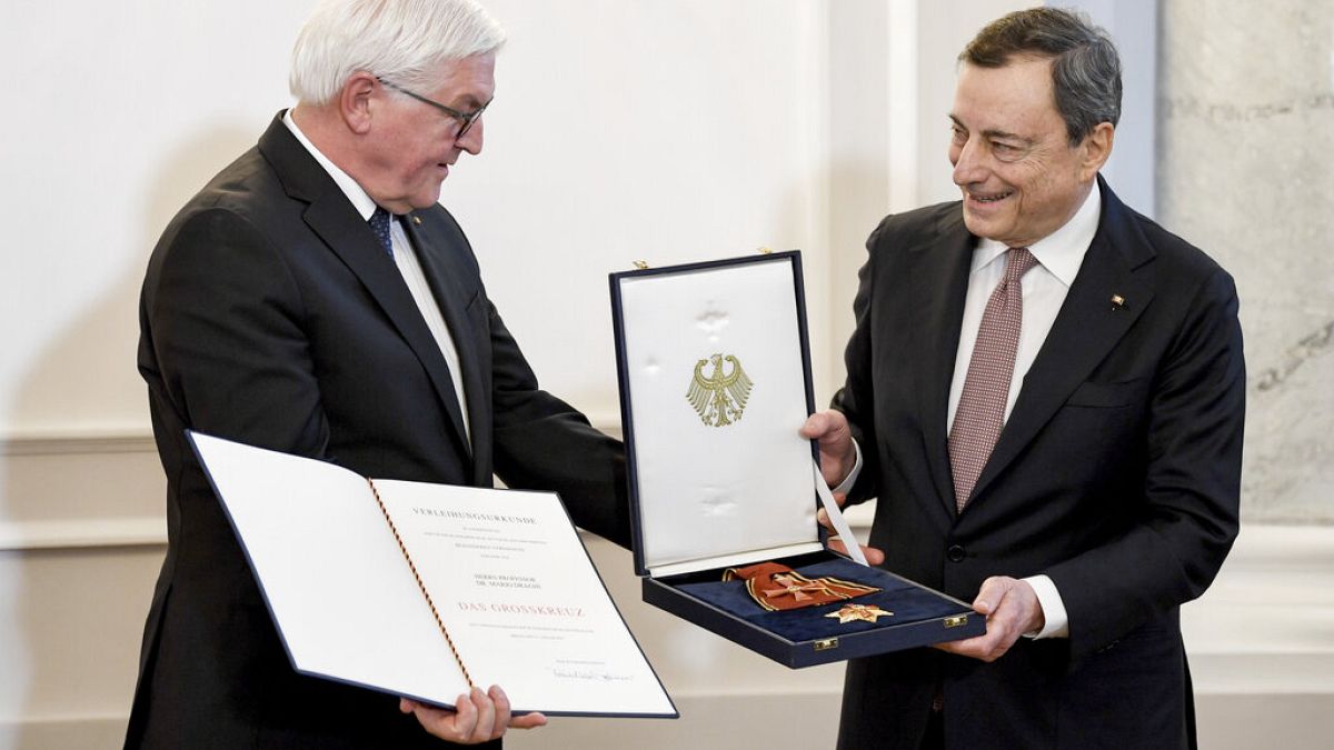 Nach 8 Jahren als EZB-Chef: Ein (umstrittener) Orden für Mario Draghi