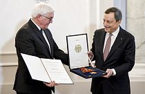 Nach 8 Jahren als EZB-Chef: Ein (umstrittener) Orden für Mario Draghi