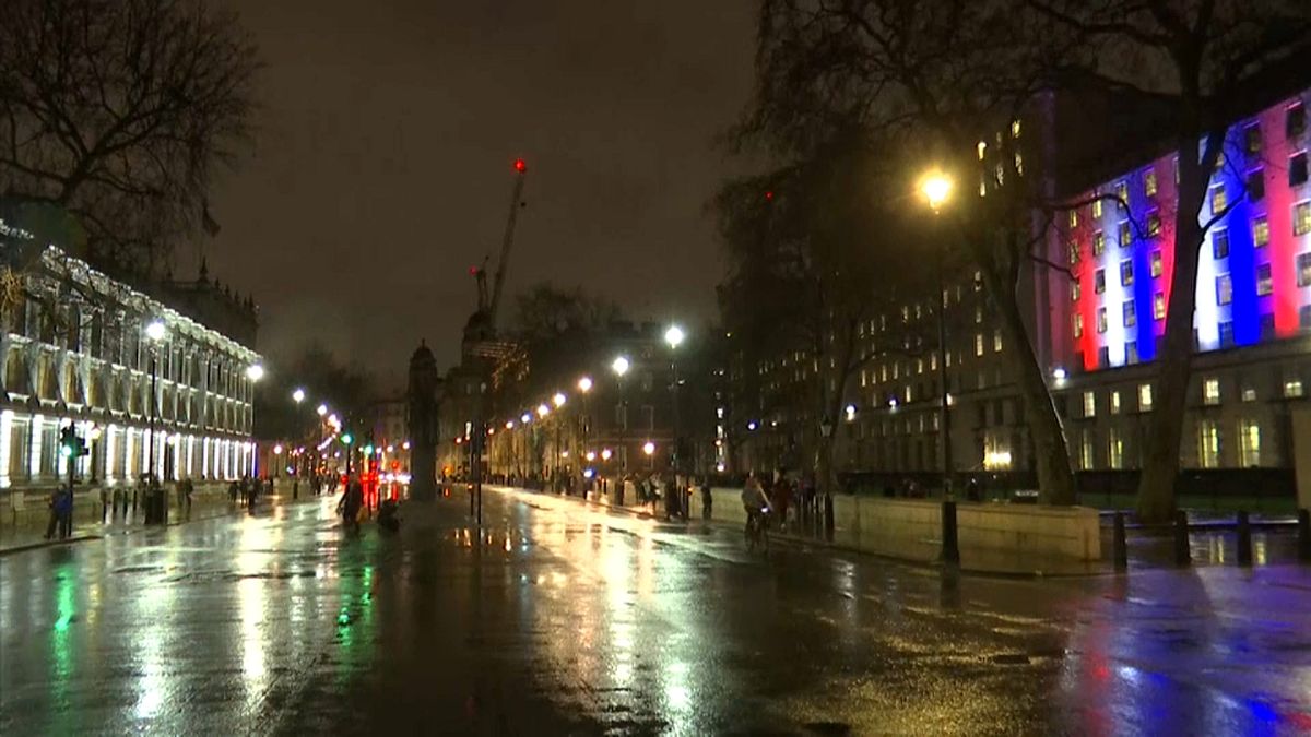 شوارع ومباني حكومية بريطانية مضاءة بلون علم المملكة المتحدة الأحمر والأزرق والأبيض-لندن 31 يناير 2020