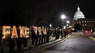 تجمع معترضانی که استیضاح ترامپ را «دادگاه قلابی» می‌خوانند در برابر ساختمان کنگره، ۳۱ ژانویه ۲۰۲۰