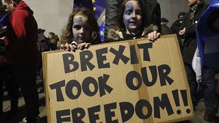 طفلتان تحملان لافتة مناهضة لخروج بريطانيا من الاتحاد الأوروبي خارج البرلمان الاسكتلندي في إدنبرة.