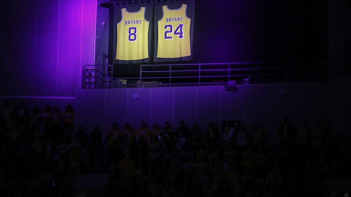 شاهد: دموع ولحظات مؤثرة في ليلة تكريم لوس انجلس ليكرز لأسطورة كرة السلة الراحل براينت