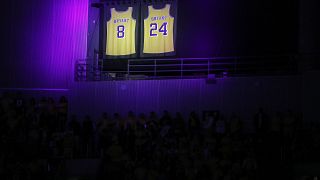شاهد: دموع ولحظات مؤثرة في ليلة تكريم لوس انجلس ليكرز لأسطورة كرة السلة الراحل براينت