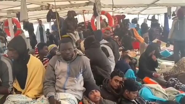 "الأذرع المفتوحة" تناشد إيطاليا من أجل السماح برسو سفينة تحمل 363 مهاجراً "الأذرع المفتوحة" تناشد إيطاليا من أجل السماح برسو سفينة تحمل 363 مهاجراً