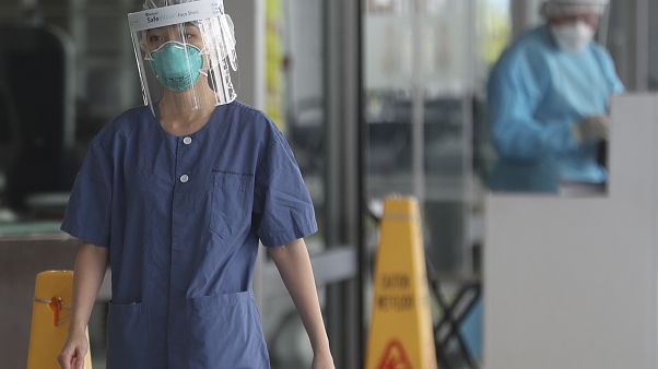 Coronavirus: oltre 14.000 contagi. Completato l'ospedale "dei record" a Wuhan Coronavirus: oltre 14.000 contagi. Completato l'ospedale "dei record" a Wuhan